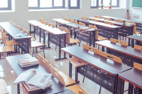 Luokkahuone ilman ihmisiä