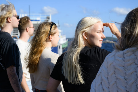 Uef-lähettiläitä Kuopion vierasvenesatamassa katsomassa järvelle päin aurinkoisessa säässä