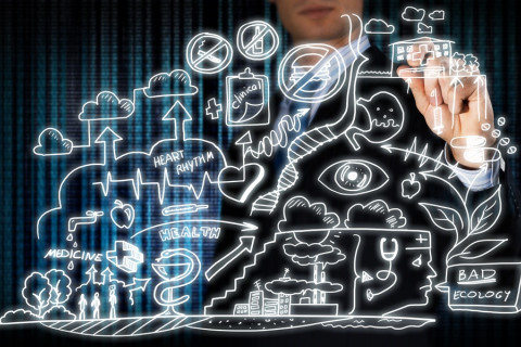 Henkilö kirjoittaa ideoitaan älytaululle