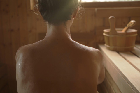 Nainen saunassa.