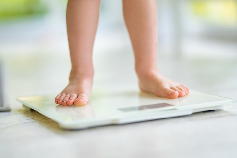 Lapsen jalat vaa'alla.