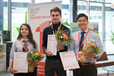 Falling Walls 2026 -kisan voittajat: kolmas palkinto Fahimeh Maleki, pääpalkinto Saku Reunanen, toinen palkinto Teddy Tran. Kuvaaja Jerin Thamby.