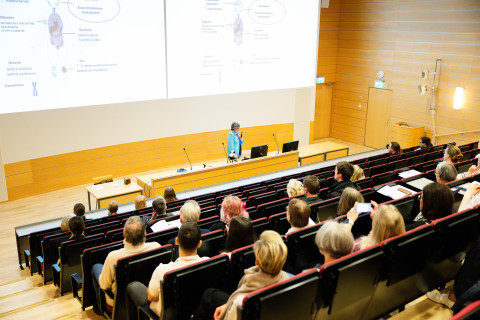 Suulääketieteen symposiumin yleisöä keväällä 2026.