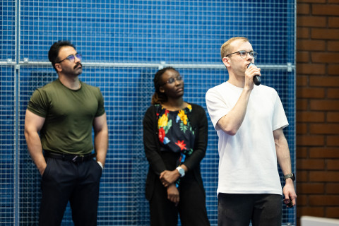 Hamid Behravanin, Catherine Kayonga ja Aleksandr Danilenko muodostivat ”XrAI – QC control for Capsule production” -tiimin, joka ratkoi lääkekapseleiden tuotannon ongelmakohtia UEF Innovator -ohjelmassa.