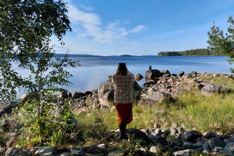 Kaksi ihmistä rannalla.