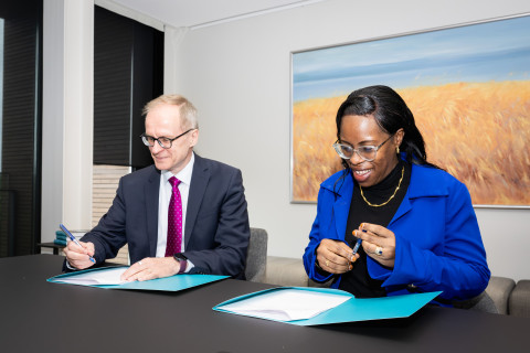 UEF Rector Tapio Määttä and CBE Rector Tandi Lwoga signed a collaboration agreement to strengthen academic cooperation.