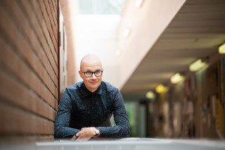 Apulaisprofessori Juhana Venäläinen kuvattuna Agoran käytävällä.