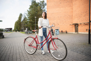 Katariina Mauranen polkupyörän kanssa Carelian edustalla