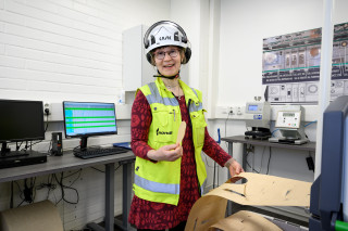 Terhi Mattila työn ääressä suojavarusteissa