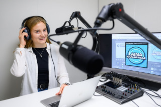 UEF-sisällöntuottaja Sara Koskinen podcaststudiossa