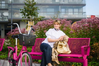 UEF-lähettiläs Inkeri Kourujärvi Penttilänrannassa penkillä