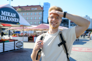 UEF-lähettiläs Juuso Janhunen Kuopion torilla