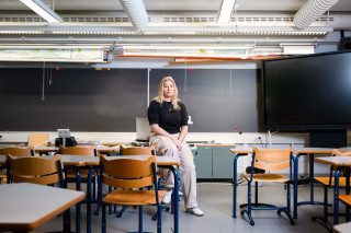 Fysiikan ja matematiikan aineenopettajaopiskelija Venla Sinkkonen luokkatilassa