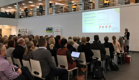 Opetusneuvos Sanna Hirsivaara puhumassa seminaariyleisölle.