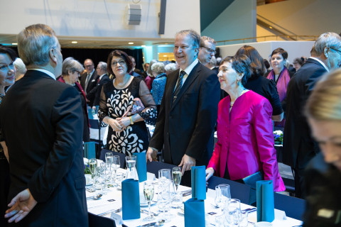 Pirjo Tiilikainen-Leppävuori, hallintojohtaja Tuomo Meriläinen ja Helena Piispa-Perälä.