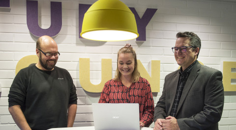 Teemu Valtonen, Riina Kovanen ja Erkko Sointu työskentelevät tietokoneella