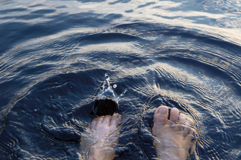 Kuvituskuva varpaat vedessä