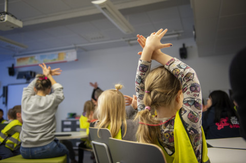 Lapsia leikkimässä kielikylvyssä