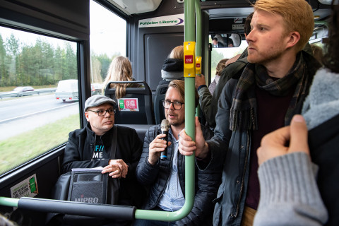 Tutkijoiden yön vieraita matkustaa tapahtumaan tiedebussissa.