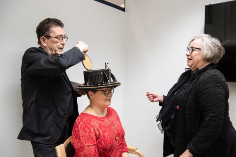 Tohtorinhattua sovitetaan Kirsi Jylhälle.