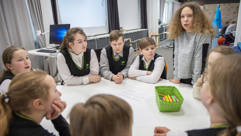 Suomalaisia ja venäläisiä oppilaita konferenssissa.