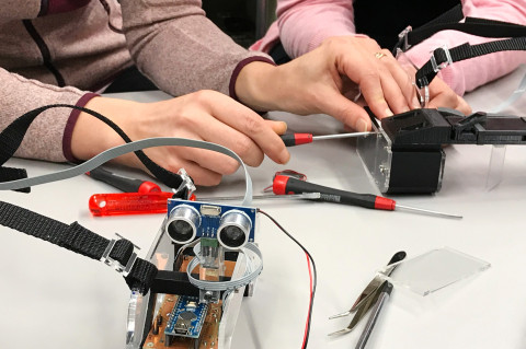 Lisätyn todellisuuden lasien rakentelua.