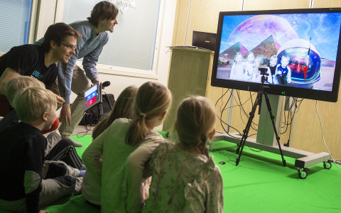 Niko Kyllönen ja Hannu Partanen esittelevät päiväkotilapsille videon tekemistä.