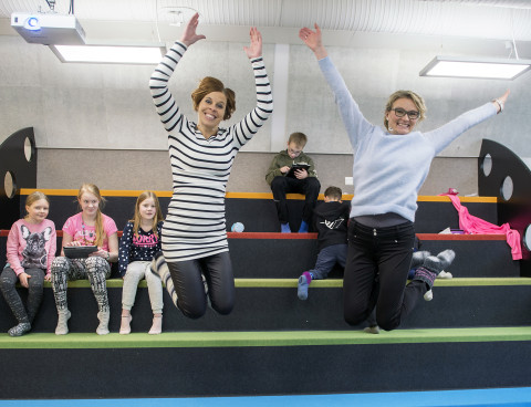 Iloiset opettajat monitoimiluokassa.