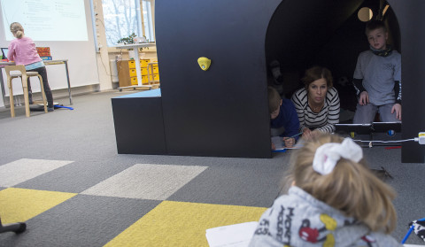 Oppilaat monitoimiluokassa.