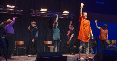 Esiintyjiä tiedekahvilassa.