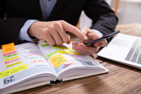 Henkilö selaa puhelimen näyttöä