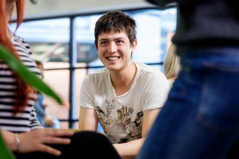 Nuori mies keskustelee naisen kanssa.