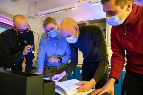 Pelaajia UEFin farmasian laitoksen pakohuoneessa.