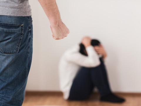 Suojautuva nainen ja miehen nyrkki