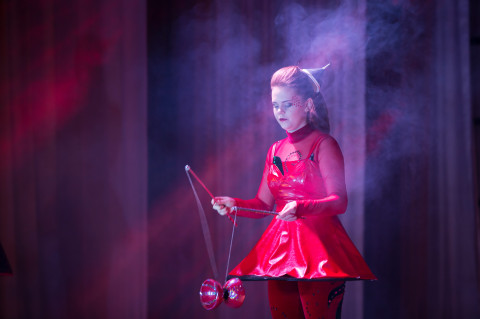 Tyttö harjoittelee sirkuksessa.