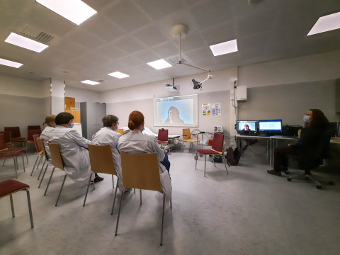 Gynekologisten syöpien moniammatillisen kasvainryhmän edustajia auditointihaastelussa.