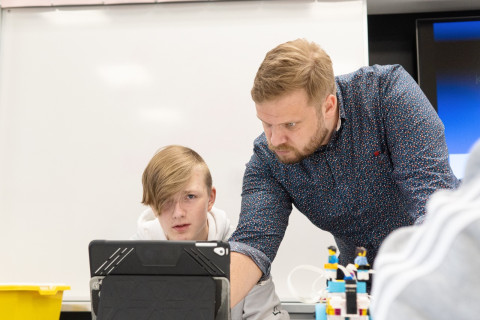 Oppilas ja opettaja tutkivat iPadia.