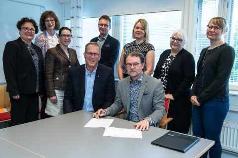 Savon apteekkariyhdistyksen ja farmasian laitoksen edustajat lahjoituksen julkiatsmistilaisuudessa.