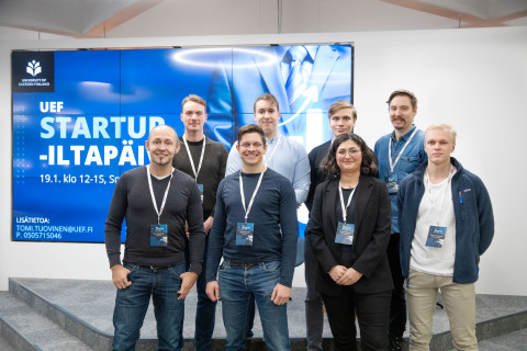 Startup-yrittäjät yhteiskuvassa UEF Startup -iltapäivässä.