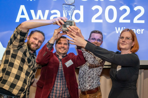 Neljä henkilöä nostaa Arctic award -palkintoa ilmaan.