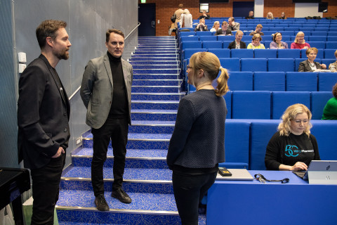 Ihmisiä luentosalissa.