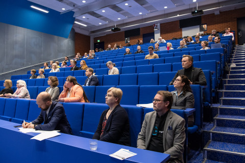 Ihmisiä luentosalissa.