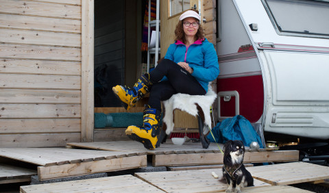 Eeva istuu kuistilla.