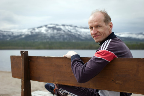 Tommi istuu penkillä.