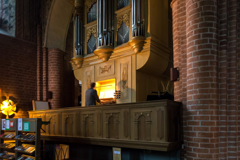 Kanttori soittaa urkuja kirkossa.
