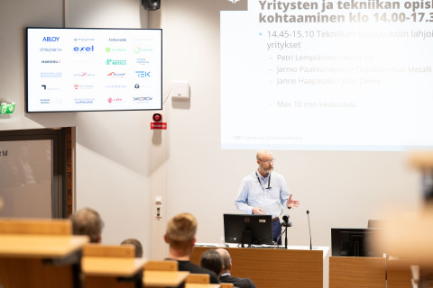 Abloy Oy:n henkilöstöjohtaja Petri Lempiäinen esitteli yrityksen toimintaa teekkariopiskelijoille avoimien ovien tapahtumassa Joensuun kampuksella 11.9.2023..