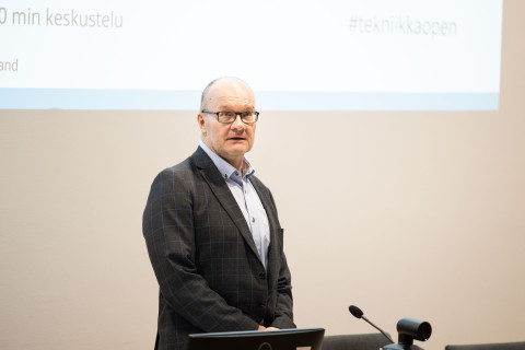 Dekaani Kari Lehtinen tekniikan avoimien ovien tilaisuudessa Joensuun kampuksella 11.9.2023.