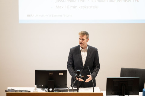 Pohjois-Karjalan maakuntajohtaja Markus Hirvonen tekniikan avoimien ovien tilaisuudessa 11.9.2023.