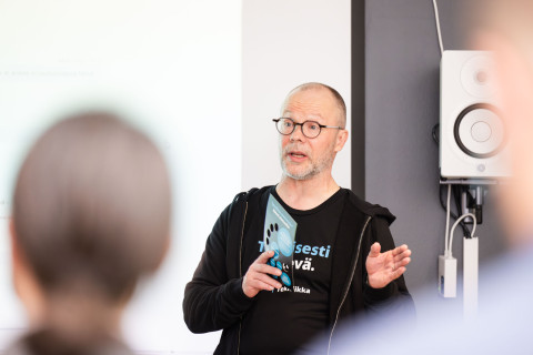 Varadekaani Markku Hauta-Kasari tekniikan avoimien ovien tapahtumassa.