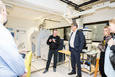 Kemian laitoksen johtaja, professori Mika Suvanto esittelee sidosryhmille tekniikan tutkimusympäristöjä.